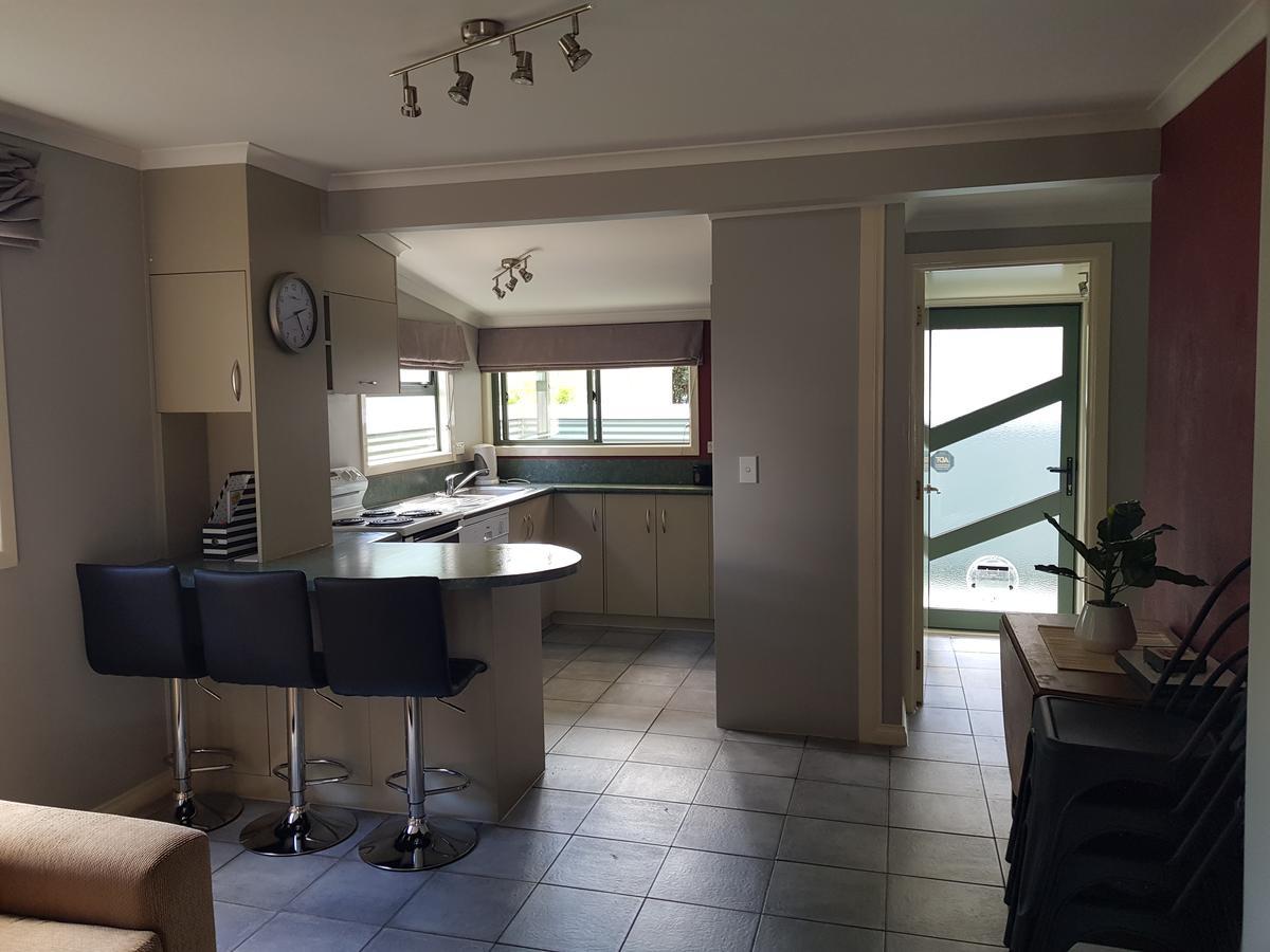 Central Taupo Townhouse Экстерьер фото